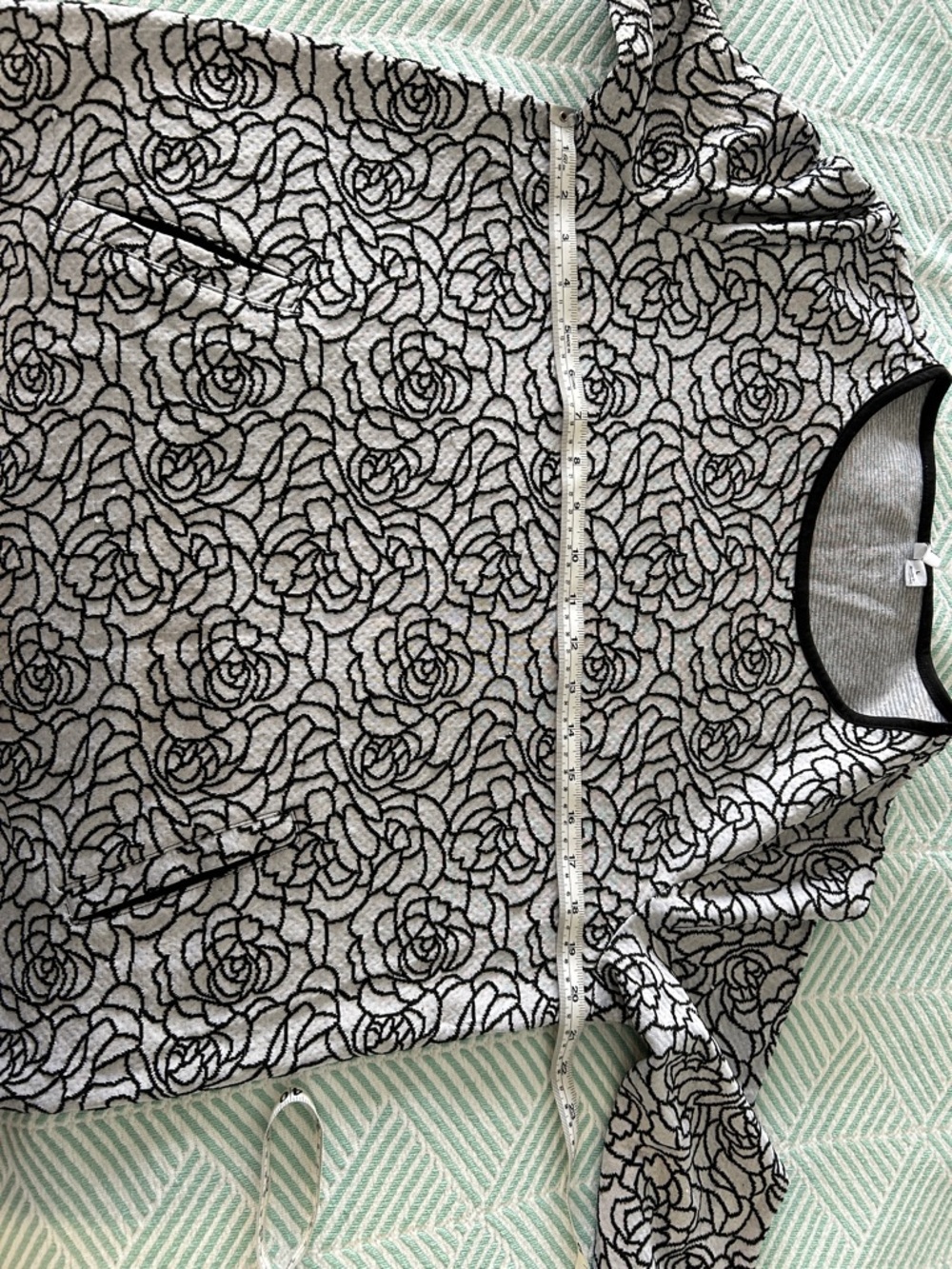 Women’s Top with pockets. Size Large. Beautiful flower design. - Picture 8 of 8